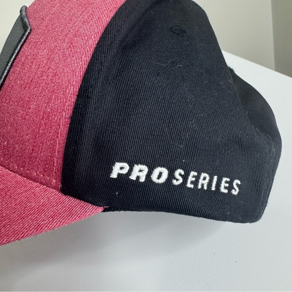 NWT PGA Tour Men’s Red Black Logo Patch Adjustable Sweat Wicking Hat Cap - Picture 6 of 8